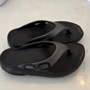 OOFOS Black Slip-On Recovery Thong Sandals Men's 4, Woman's 6